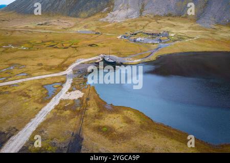 Luftaufnahme eines verlassenen Wikingerdorfes Film, der vor dem Vestrahorn-Berg spielt. Halbinsel Stokksnes, Hofn, Austurland, Island, Europa. Stockfoto