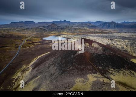 Aus der Vogelperspektive des alten Vulkankraters in der Nähe von Stykkishólmur. Halbinsel Snæfellsnes, Island, Nordeuropa. Stockfoto