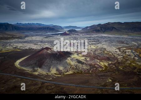 Aus der Vogelperspektive des alten Vulkankraters in der Nähe von Stykkishólmur. Halbinsel Snæfellsnes, Island, Nordeuropa. Stockfoto