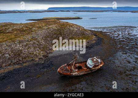Luftaufnahme eines Schiffswracks bei Breidhabolsstadhur. Halbinsel Snæfellsnes, Region Vesturland, Island, Nordeuropa. Stockfoto