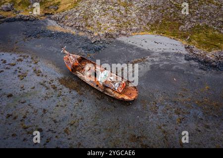 Luftaufnahme eines Schiffswracks bei Breidhabolsstadhur. Halbinsel Snæfellsnes, Region Vesturland, Island, Nordeuropa. Stockfoto
