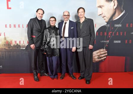 Thomas Loibl, Lisy Christl, Edward Berger und Volker Bertelmann bei der Premiere KONKLAVE im Delphi-Filmpalast in Berlin am 06.11.2024 *** Thomas Loibl, Lisy Christl, Edward Berger und Volker Bertelmann bei der KONKLAVE-Premiere im Delphi Filmpalast in Berlin am 06 11 2024 Stockfoto