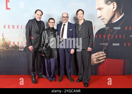 Thomas Loibl, Lisy Christl, Edward Berger und Volker Bertelmann bei der Premiere KONKLAVE im Delphi-Filmpalast in Berlin am 06.11.2024 *** Thomas Loibl, Lisy Christl, Edward Berger und Volker Bertelmann bei der KONKLAVE-Premiere im Delphi Filmpalast in Berlin am 06 11 2024 Stockfoto