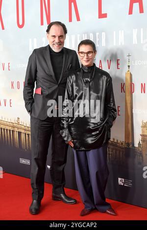 Thomas Loibl und Lisy Christl bei der Premiere KONKLAVE im Delphi-Filmpalast in Berlin am 06.11.2024 *** Thomas Loibl und Lisy Christl bei der KONKLAVE Premiere beim Delphi Filmpalast in Berlin am 06 11 2024 Stockfoto
