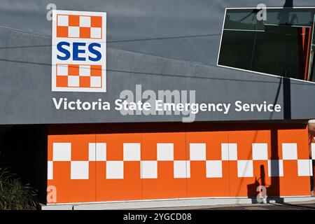 Orangefarbenes und weißes viktorianisches State Emergency Service, oder SES, Logo mit blauem Schriftzug, an der Seite des Hauptgebäudes Stockfoto