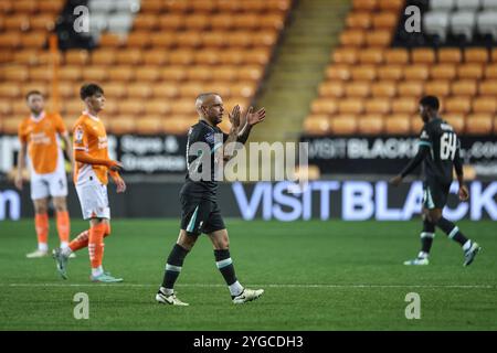 Jay Speearing of Liverpool applaudiert den Blackpool-Fans beim Bristol Street Motors Trophy Match Blackpool vs Liverpool U21 in Bloomfield Road, Blackpool, Großbritannien, 6. November 2024 (Foto: Mark Cosgrove/News Images) Stockfoto