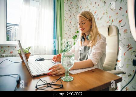 Ideale Umgebung mit einer Ringleuchte, die den Schreibtisch und das Notebook für die Erstellung von Inhalten beleuchtet Stockfoto