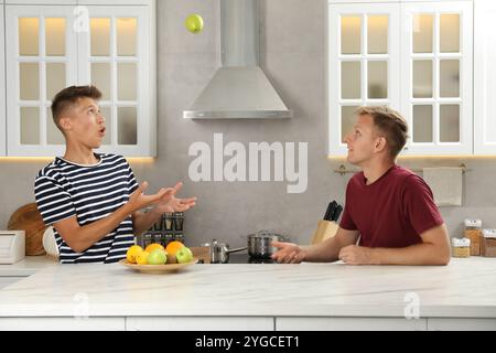 Junge Brüder verbringen gemeinsam Zeit in der Küche Stockfoto
