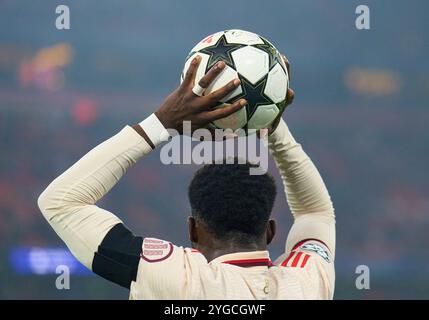 München, Deutschland. November 2024. Alphonso DAVIES, FCB 19 mit Ball im Gruppenliga Spiel FC BAYERN MÜNCHEN - SL BENFICA LISSABON 1-0 Fußball UEFA Champions League in der Saison 2024/2025 in München, 06. November 2024, FCB, 4. Spieltag, München Fotograf: ddp Images/STAR-Images Credit: ddp Media GmbH/Alamy Live News Stockfoto