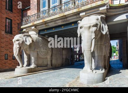 Zwei große Granit-Elefanten-Statuen des Elefanten-Tores, fertiggestellt 1901, um den Eingang zur Carlsberg-Brauerei in Kopenhagen zu markieren. Stockfoto