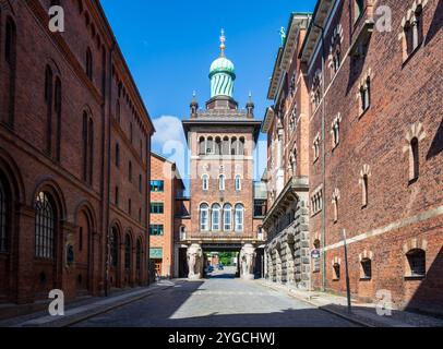 Das Elefantentor und sein Turm, der von großen Elefantenstatuen gestützt wird, markiert den Eingang zur ehemaligen Carlsberg-Brauerei in Kopenhagen, Dänemark. Stockfoto