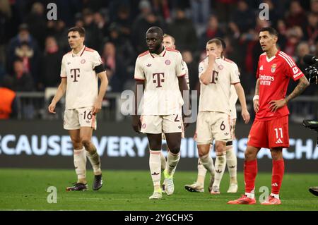 MÜNCHEN, DEUTSCHLAND - 06. NOVEMBER: Joao Palhinha von Bayern München, Konrad Laimer von Bayern München Dayot Upamecano vom FC Bayern München, Joshua Kimmich von Bayern Muenchen, unterdrückte nach dem Spiel nach dem Tod eines Fans nach dem Spiel der UEFA Champions League 2024/25 Phase MD4 zwischen FC Bayern MŸnchen und SL Benfica in der Football Arena München am 06. November 2024 in München. © diebilderwelt / Alamy Stock Stockfoto