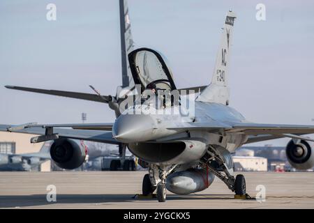 Major Eric Emerson der US-Luftwaffe bereitet seinen F-16C Fighting Falcon während einer Agile Combat Employment (ACE) Demonstration auf der Joint Base Mc vor Stockfoto