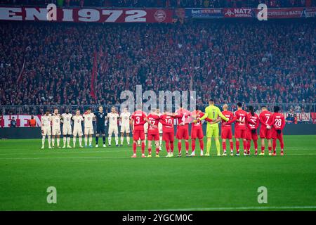 München, Deutschland. November 2024. Mannschaften in der Gedenkminute der Schweigeminute für die Opfer der Überschwemmung in Valencia im Gruppenligaspiel FC BAYERN MÜNCHEN - SL BENFICA LISSABON 1-0 des Fußball UEFA Champions League in der Saison 2024/2025 in München, 06. November 2024, FCB, 4. Spieltag, München Fotograf: ddp Images/STAR-Images Credit: ddp Media GmbH/Alamy Live News Stockfoto