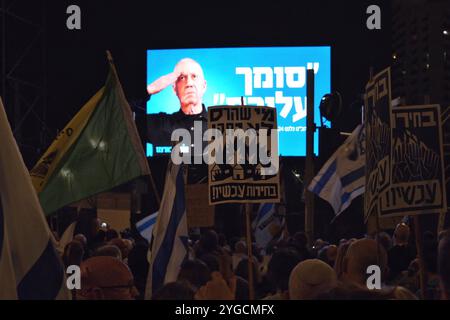 JERUSALEM – 6. NOVEMBER: Auf einer großen Leinwand wird der israelische Verteidigungsminister Yoav Gallant begrüßt, während sich regierungsfeindliche Demonstranten zu einer Demonstration vor dem Obersten Gerichtshof Israels versammeln, die gegen die Entlassung des israelischen Verteidigungsministers Yoav Gallant durch Premierminister Netanjahu protestieren und die israelische Führung aufrufen, am 6. November 2024 in Jerusalem ein sofortiges Geiselabkommen mit der Hamas auszuhandeln. Israel Stockfoto