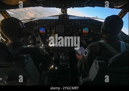 Captain Jarod Suhr, links, und Major Brandon Aist, 351st Air Betankungeschwader KC-135 Stratotanker-Piloten, fliegen eine KC-135 nach Polen, um Condu zu erreichen Stockfoto