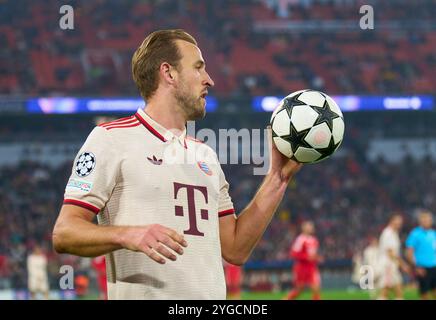 Harry Kane, FCB 9 mit Ball im Gruppenliga Spiel FC BAYERN MÜNCHEN - SL BENFICA LISSABON 1-0 Fußball UEFA Champions League in der Saison 2024/2025 in München, 06. November 2024, FCB, 4. Spieltag, München Fotograf: Peter Schatz Stockfoto