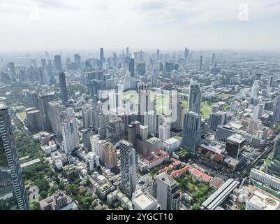 Die geschäftige Stadt Bangkok wird tagsüber zum Leben erweckt, während hoch aufragende Wolkenkratzer und eine pulsierende Stadtlandschaft eine faszinierende Szene zeichnen. Stockfoto