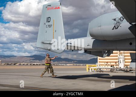 Master Sgt. Reese Spears, ein Crewchef des 124. Kampfflügels, Boise, Idaho, führt vor dem Flug einen A-10 Thunderbolt II vor einem GRE durch Stockfoto