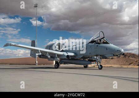 Eine A-10 Thunderbolt II, die dem 124. Kampfflugzeug Boise, Idaho zugewiesen wurde, fährt mit dem Taxi zu einer Green Flag-West 25-02-Mission auf der Nellis Air Force Base, Oktob Stockfoto