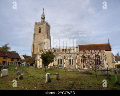 Äußere der Kirche St Mary im Dorf Boxford, Suffolk, Großbritannien; die frühesten Teile stammen aus dem 14. Jahrhundert. Stockfoto