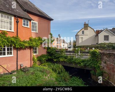 Häuser an der Hauptstraße des Dorfes Boxford, Suffolk, Großbritannien; mit der Brücke über den Fluss Box im Vordergrund. Stockfoto