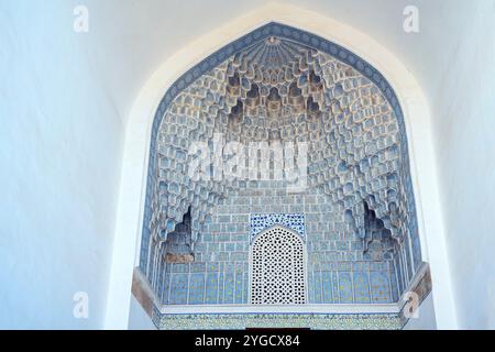 Blick auf das Muqarnas-geschmückte Eingangsportal zum Muhammad-Sultan-Ensemble. Tamerlane Mausoleum (Timur Mausoleum), Samarkand, Usbeki Stockfoto