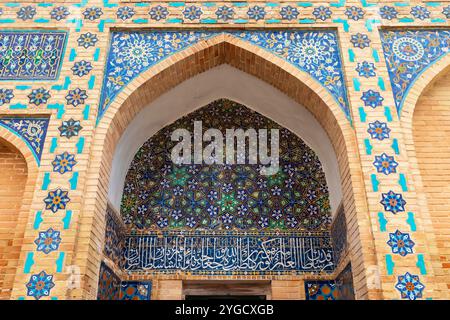 Blick auf das reich geschmückte Eingangsportal zum Muhammad-Sultan-Ensemble. Tamerlane's Mausoleum (Timur Mausoleum), Samarkand, Usbekistan. Stockfoto