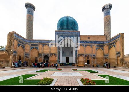 Blick auf das reich geschmückte Eingangsportal zum Muhammad-Sultan-Ensemble. Tamerlane's Mausoleum (Timur Mausoleum), Samarkand, Usbekistan. Stockfoto