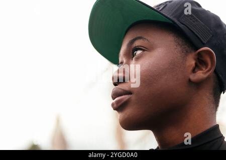 Coole afroamerikanerin mit Mütze Stockfoto