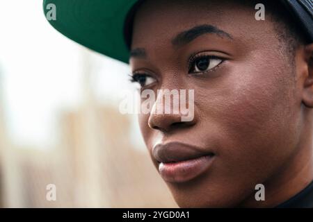 Coole afroamerikanerin mit Mütze Stockfoto