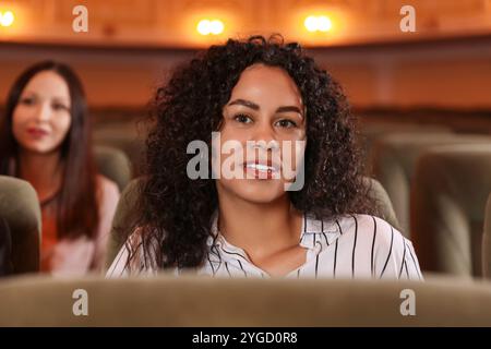 Zwei Frauen, die Theateraufführungen im Theater sehen Stockfoto