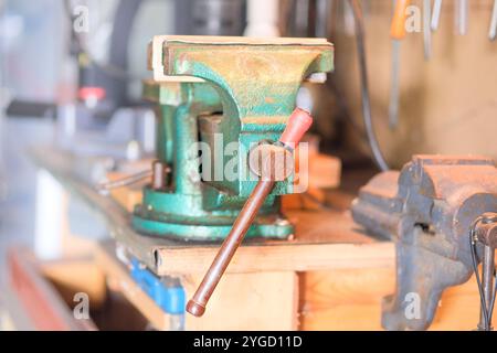 Metallspannvorrichtung in der Reparaturwerkstatt. Präzisionswerkzeuge, Haltefestigkeit. Stockfoto