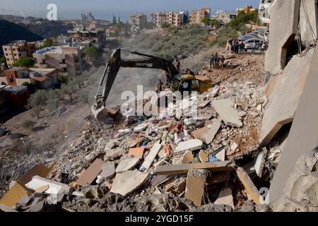 Mount Libanon, Libanon. November 2024. Nach israelischen Luftangriffen in Barja, einer Stadt im Bezirk Chouf im Libanon, am 6. November 2024, suchen Retter unter den Trümmern nach Toten. Mindestens 25 Menschen wurden am Dienstag bei israelischen Luftangriffen auf verschiedene Gebiete im Libanon getötet und 32 weitere verletzt, berichtete die nationale Nachrichtenagentur (NNA) des Libanon. Laut NNA tötete ein israelischer Luftangriff auf eine Wohnwohnung in Barja 15 Menschen, und Zivilverteidigungsteams suchten immer noch nach Verletzten unter den Trümmern. Quelle: Bilal Jawich/Xinhua/Alamy Live News Stockfoto