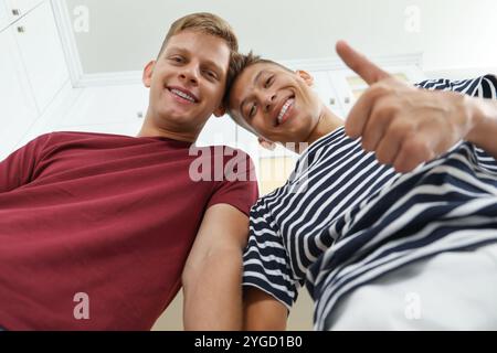 Familienporträt junger Brüder in der Küche, Tiefwinkelansicht Stockfoto