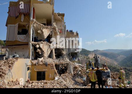 Mount Libanon, Libanon. November 2024. Nach israelischen Luftangriffen in Barja, einer Stadt im Bezirk Chouf im Libanon, am 6. November 2024, suchen Retter unter den Trümmern nach Toten. Mindestens 25 Menschen wurden am Dienstag bei israelischen Luftangriffen auf verschiedene Gebiete im Libanon getötet und 32 weitere verletzt, berichtete die nationale Nachrichtenagentur (NNA) des Libanon. Laut NNA tötete ein israelischer Luftangriff auf eine Wohnwohnung in Barja 15 Menschen, und Zivilverteidigungsteams suchten immer noch nach Verletzten unter den Trümmern. Quelle: Bilal Jawich/Xinhua/Alamy Live News Stockfoto