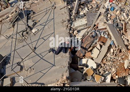 Mount Libanon, Libanon. November 2024. Nach israelischen Luftangriffen in Barja, einer Stadt im Bezirk Chouf im Libanon, am 6. November 2024, suchen Retter unter den Trümmern nach Toten. Mindestens 25 Menschen wurden am Dienstag bei israelischen Luftangriffen auf verschiedene Gebiete im Libanon getötet und 32 weitere verletzt, berichtete die nationale Nachrichtenagentur (NNA) des Libanon. Laut NNA tötete ein israelischer Luftangriff auf eine Wohnwohnung in Barja 15 Menschen, und Zivilverteidigungsteams suchten immer noch nach Verletzten unter den Trümmern. Quelle: Bilal Jawich/Xinhua/Alamy Live News Stockfoto