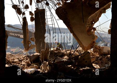 Mount Libanon, Libanon. November 2024. Nach israelischen Luftangriffen in Barja, einer Stadt im Bezirk Chouf im Libanon, am 6. November 2024, suchen Retter unter den Trümmern nach Toten. Mindestens 25 Menschen wurden am Dienstag bei israelischen Luftangriffen auf verschiedene Gebiete im Libanon getötet und 32 weitere verletzt, berichtete die nationale Nachrichtenagentur (NNA) des Libanon. Laut NNA tötete ein israelischer Luftangriff auf eine Wohnwohnung in Barja 15 Menschen, und Zivilverteidigungsteams suchten immer noch nach Verletzten unter den Trümmern. Quelle: Bilal Jawich/Xinhua/Alamy Live News Stockfoto