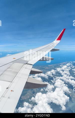 Toller Blick auf die Erde unter dem Flugzeugflügel Stockfoto