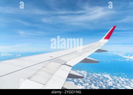 Toller Blick auf die Erde unter dem Flugzeugflügel Stockfoto