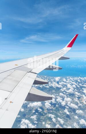 Toller Blick auf die Erde unter dem Flugzeugflügel Stockfoto