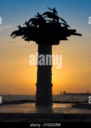 Izmir, Türkei - 3. Juli 2024: Die republikanische Baumstatue auf dem Izmir-Gundogdu-Platz Stockfoto