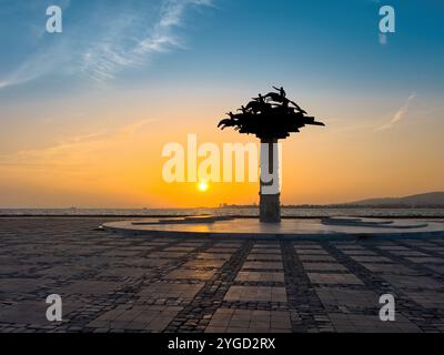 Izmir, Türkei - 3. Juli 2024: Die republikanische Baumstatue auf dem Izmir-Gundogdu-Platz Stockfoto