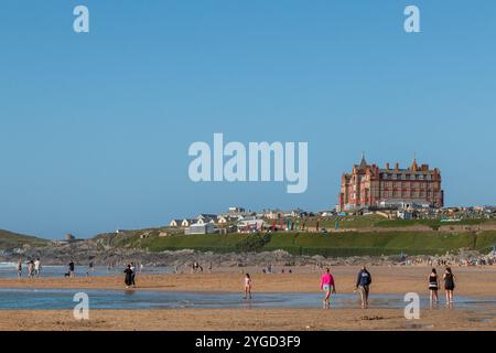 Das berühmte Headland Hotel mit Blick auf einen geschäftigen Fistral Beach an einem sonnigen Tag. Newquay, Cornwall, Großbritannien Stockfoto