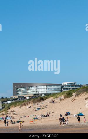 Fistral Blue Apartmentblock mit Blick auf den geschäftigen Fistral Beach an einem sonnigen Tag in Newquay, Cornwall, Großbritannien Stockfoto