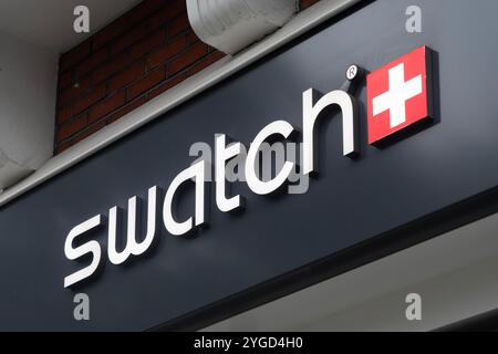 London, Großbritannien - 19. Oktober 2024 - Swatch Store-Schild in der Oxford Street, London Stockfoto