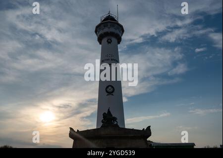 Der ca. 28 m hohe weiße Leuchtturm J.C.J. van Speijk in Egmond aan Zee, Nordholland, Niederlande bei Sonnenuntergang Stockfoto