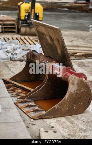 Baggerlöffel auf der Baustelle Stockfoto