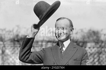 CALVIN COOLIDGE (1872–1933) wurde im Februar 1925 30. Präsident der Vereinigten Staaten. Er hält einen Hut in der Hand, der ihm von Amoki-Indianern überreicht wurde, nachdem er das Gesetz unterzeichnet hatte, das die US-Staatsbürgerschaft der Ureinwohner gewährte. Stockfoto