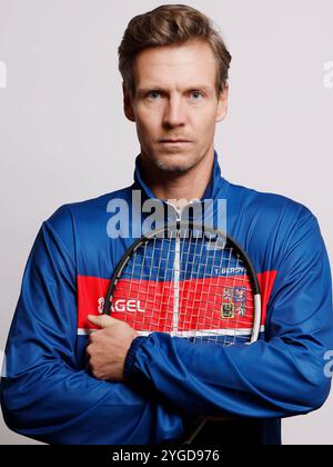 Tomas Berdych, nicht spielender Kapitän der tschechischen Tennisnationalmannschaft posiert für Fotografen in Prag, Tschechische Republik Prag, 7. November 2024. (CTK P Stockfoto